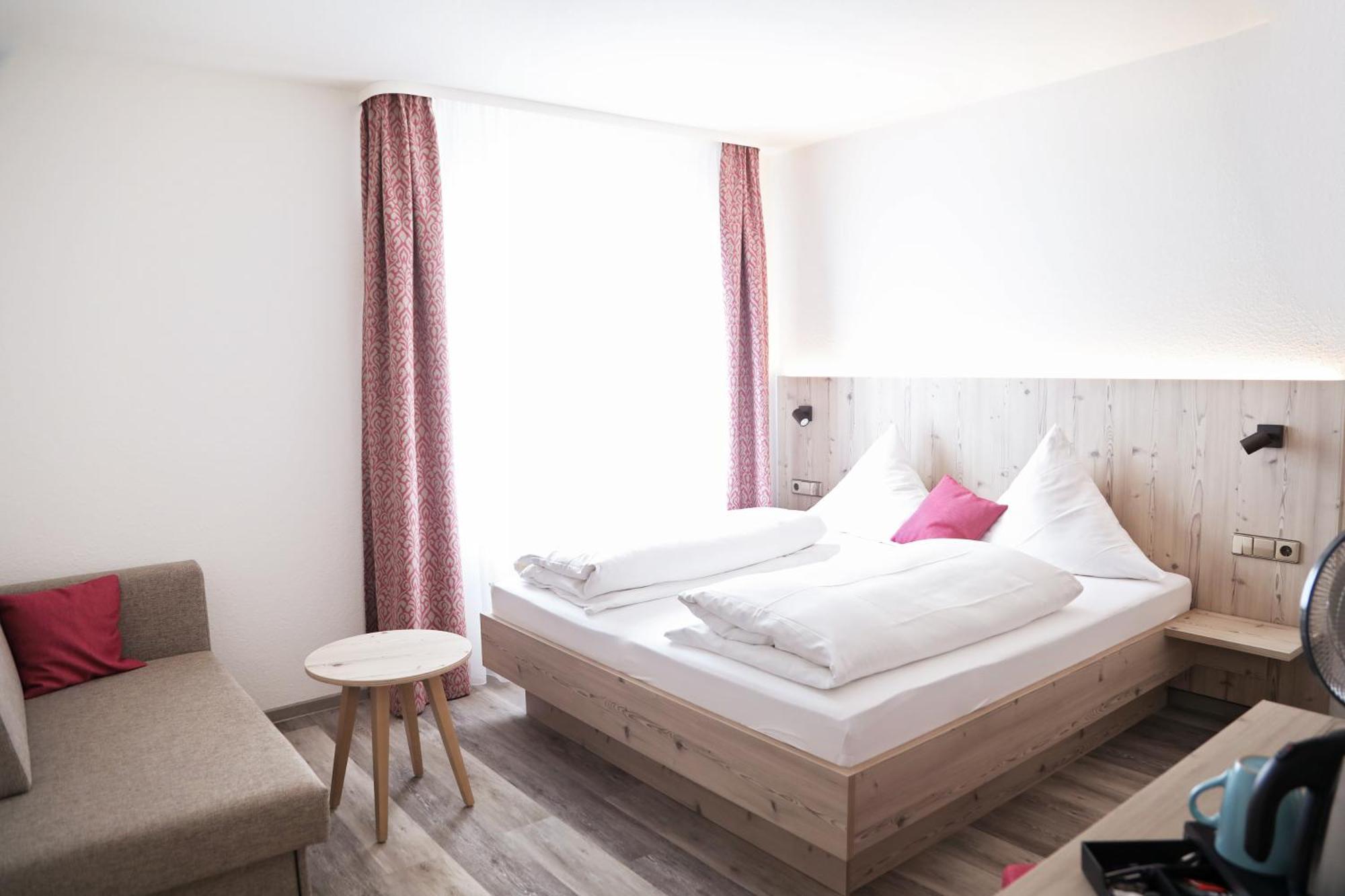 Hotel Neuenburger Hof نوينبورغ أم راين المظهر الخارجي الصورة
